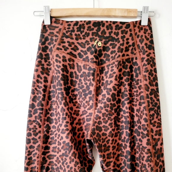 Spiritual Gangsta Bombshell Dream Tech Flare Leopard Print Leggings Size M - Picture 8 of 14